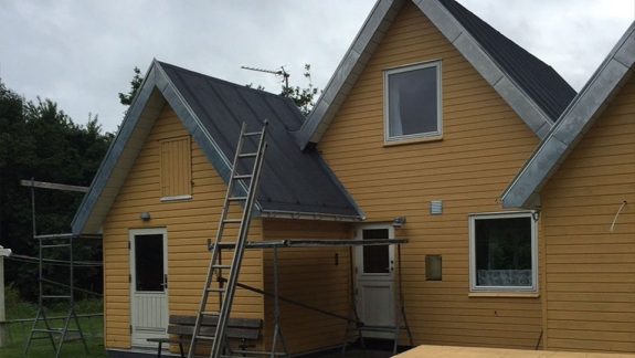 Tagpap og listedækning på gule huse